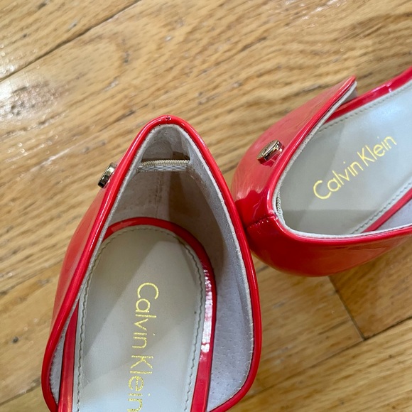 Red hot coral pointed toe Calvin Klein pump! - Picture 5 of 8